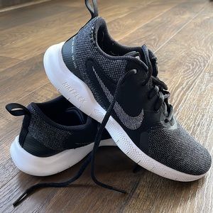 Nike women’s running shoes black